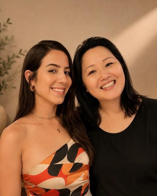 Luíza Bertoni e Andreia Akemi sorrindo lado a lado
