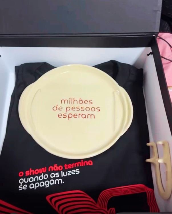 Prato comemorativo do Instituto Fome de Música