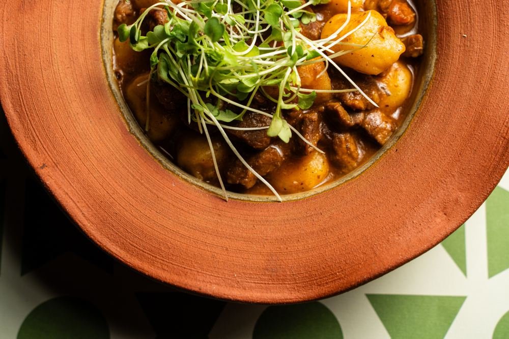 Prato de cerâmica com comida em restaurante