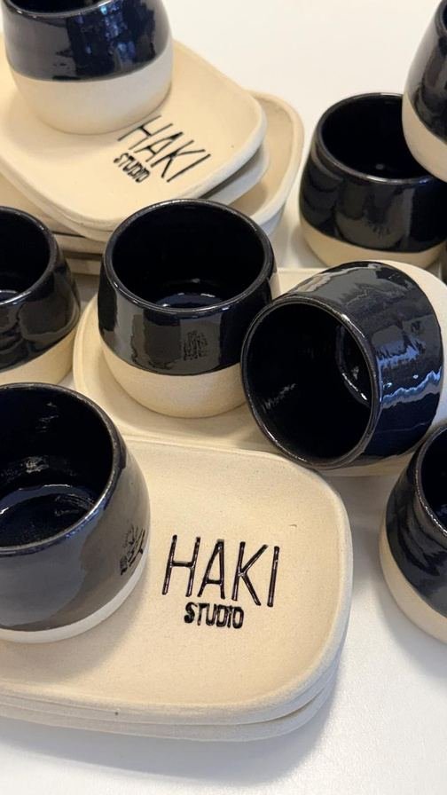 Canecas azuis com a marca Haki Studio