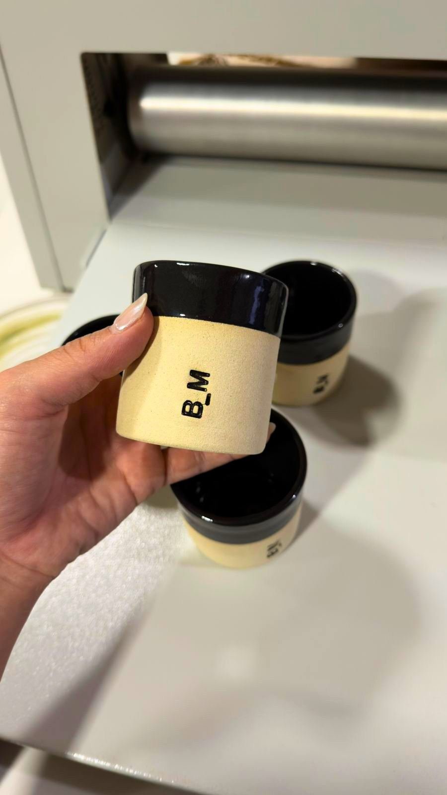 Mão segurando xícara personalizada Biavati Marar