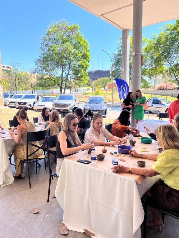 Grupo em workshop de cerâmica ao ar livre